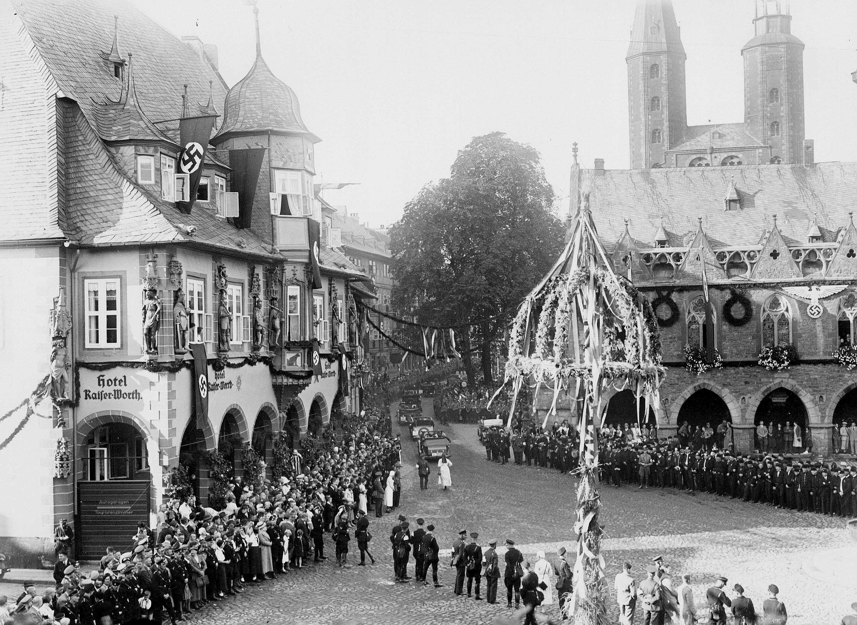 Der mit Menschen Gefüllte Marktplatz erwartet den Führer