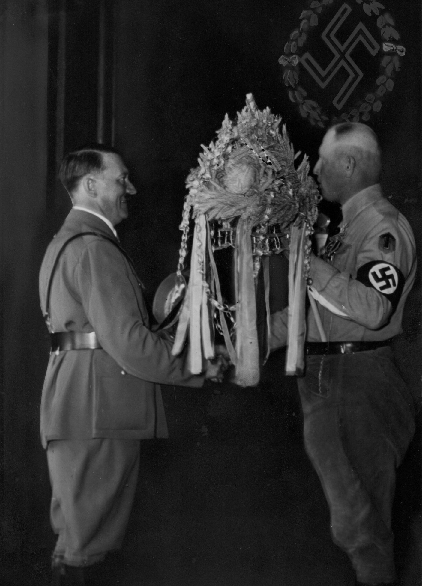 Der Führer erhält die Erntekrone