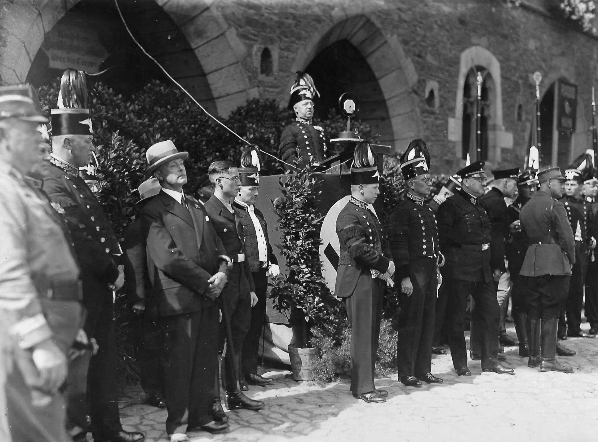 Hans Hermann v. Scotti (hinter dem Rednerpult) bei einer Festansprache vor dem Rathaus in Goslar, 1935