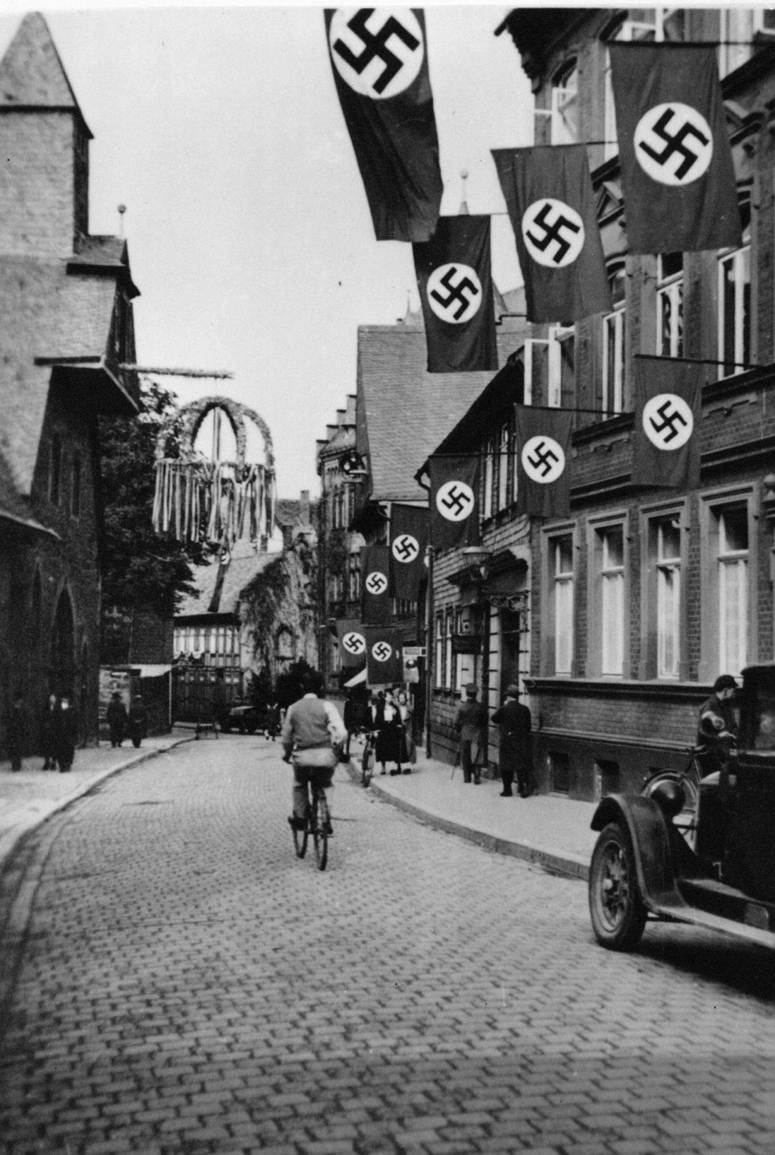 Adolf-Hitler-Straße beim Empfang zum Erntedank